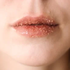 Almara Soap Přírodní scrub na rty Caramel
