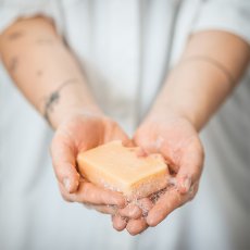 Almara Soap tuhé mýdlo Opojný zimolez