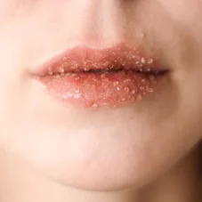 Almara Soap Přírodní scrub na rty Caramel