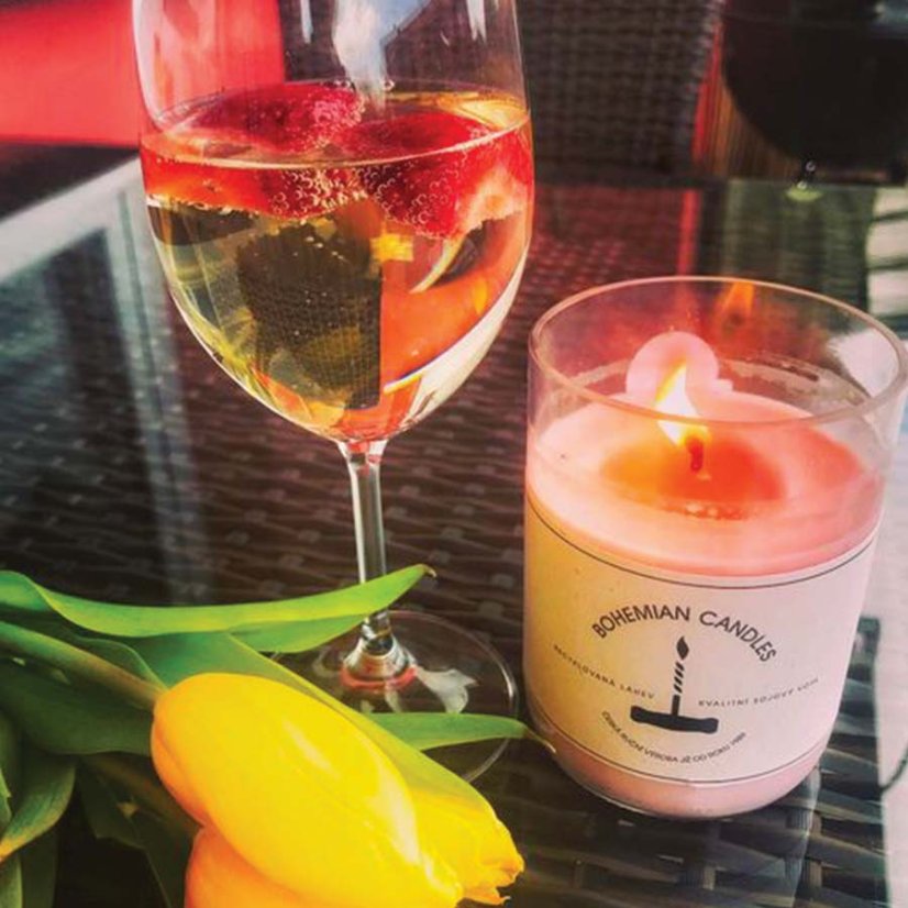 Aromka vonná sójová svíčka v láhvi od vína Rosé